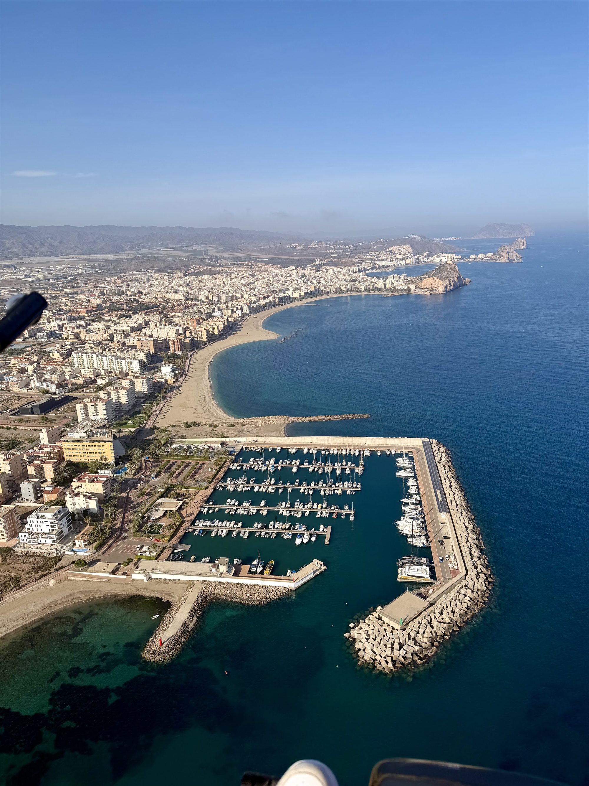 Vista aérea de Águilas desde el paramotor: el pueblo, la bahía y el puerto deportivo
