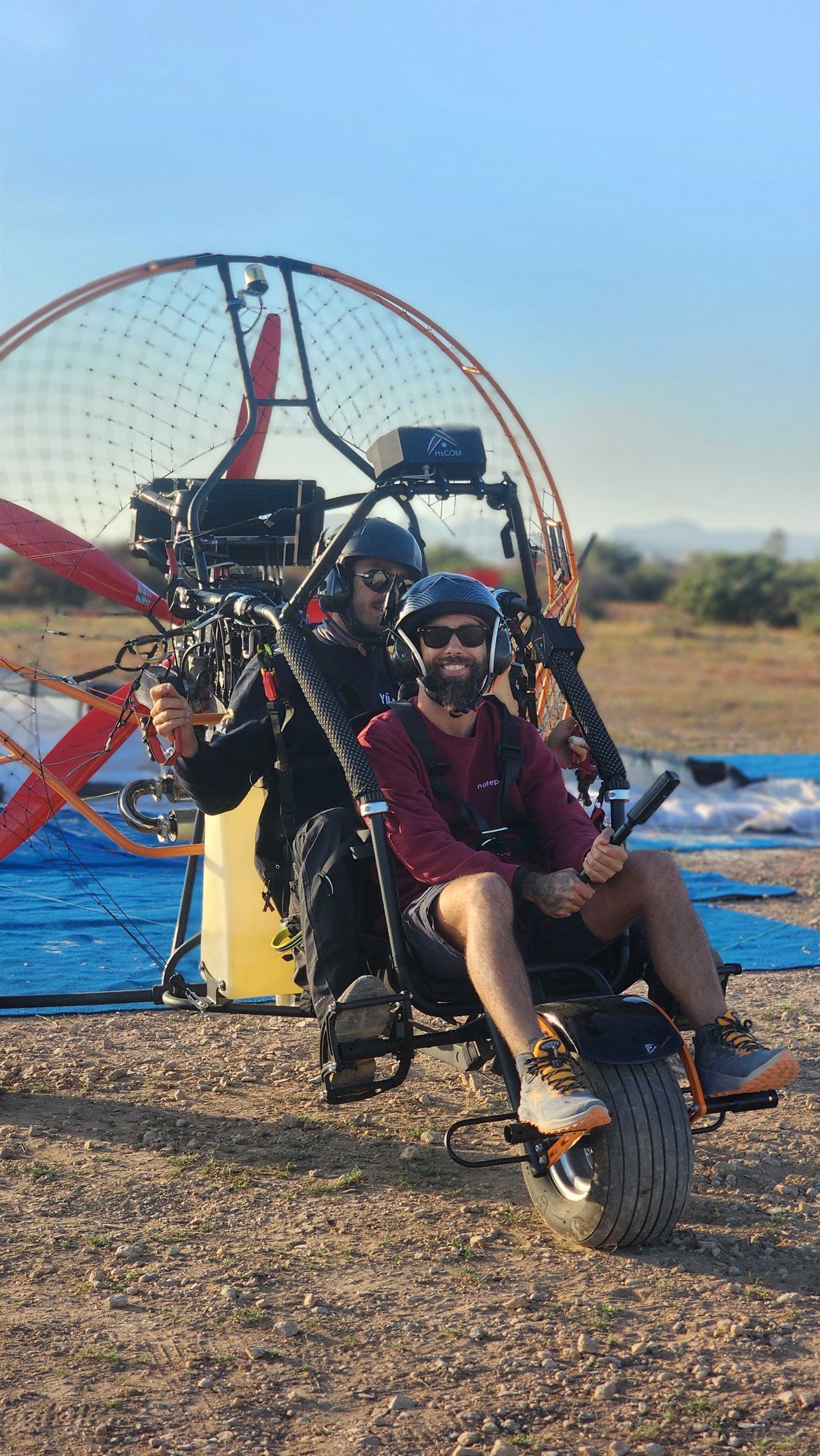 Piloto y pasajero sentados en el paratrike, listos para despegar
