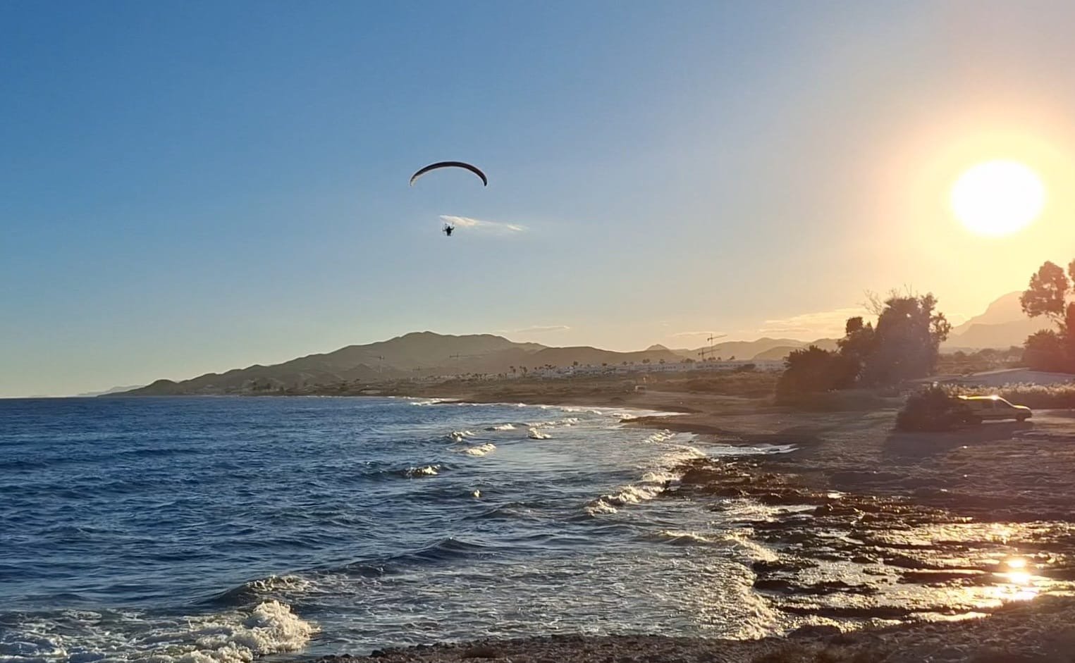 Paramotor sobre el mar al atardecer en Águilas