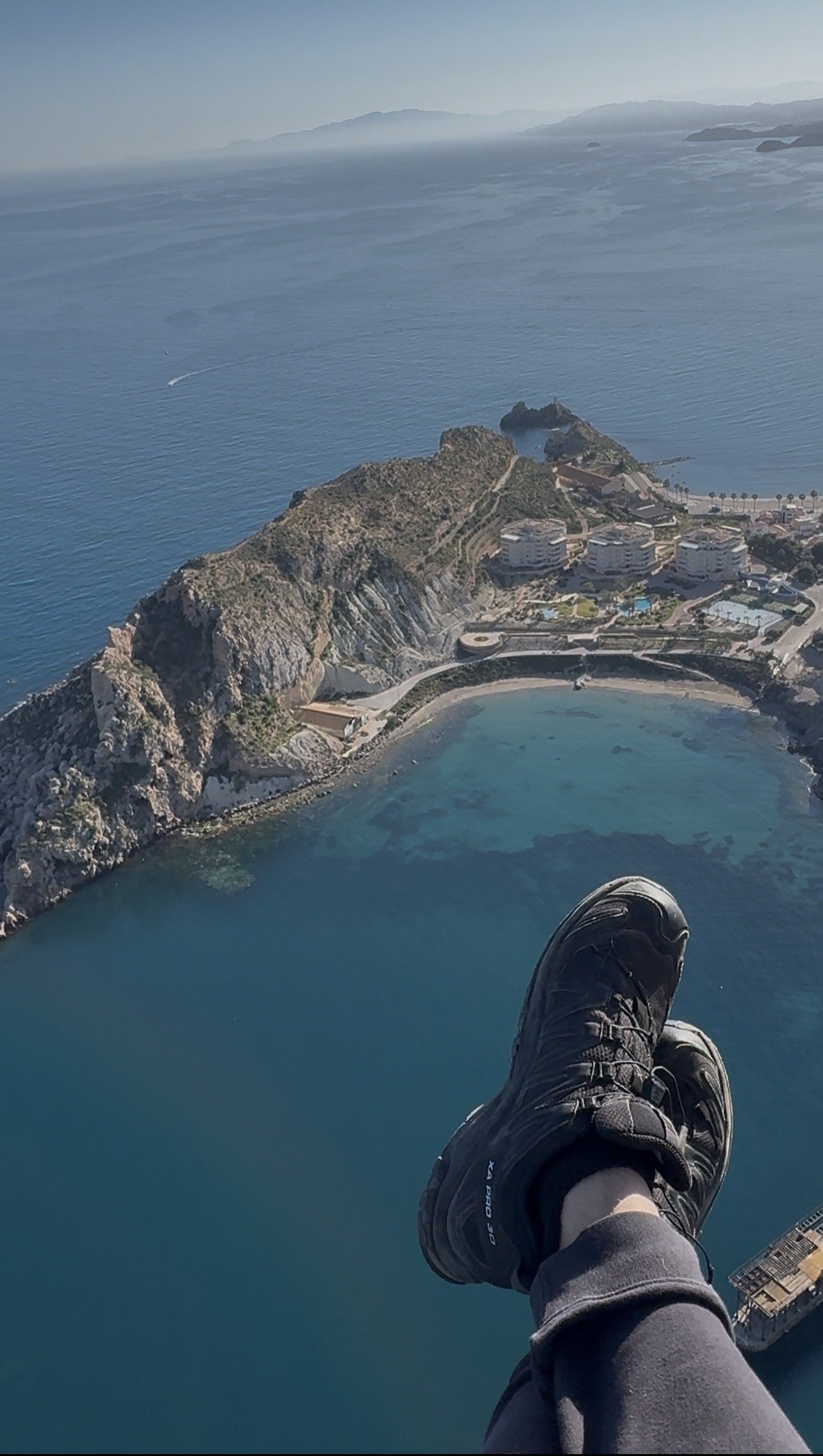 Vista desde el paramotor de la costa rocosa y una cala